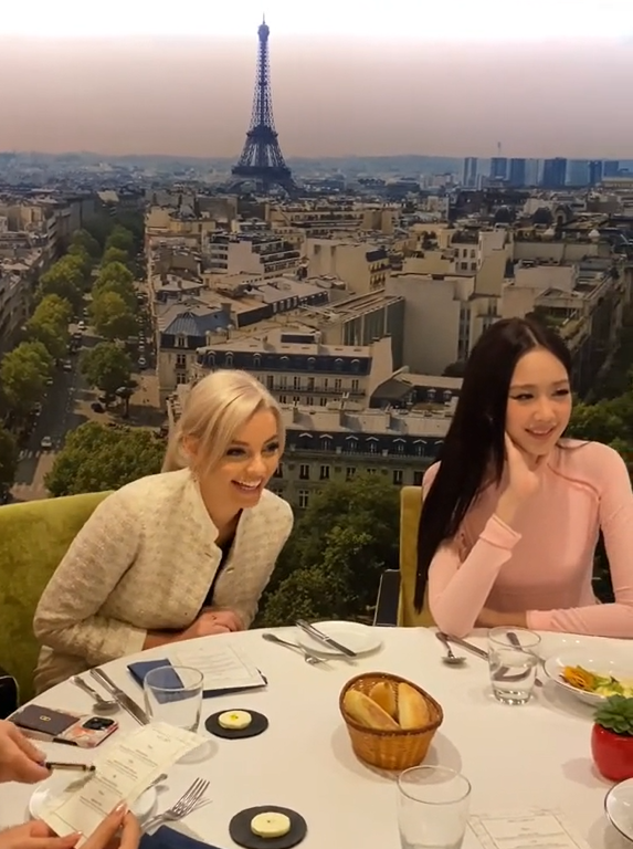 Bảo Ngọc nhận về nhiều 'gạch đá' cho hành đồng kém tinh tế này.