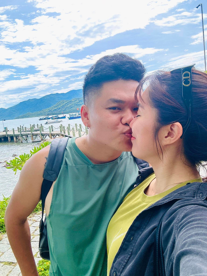 Cả hai thoải mái khoá môi đầy tình tứ. (Ảnh: FBNV)