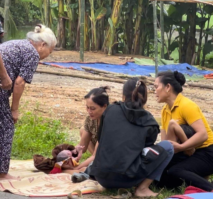 Sau khi bị tài xế nhẫn tâm vứt lại bên đường, sản phụ được người dân địa phương đỡ đẻ, hỗ trợ chăm sóc