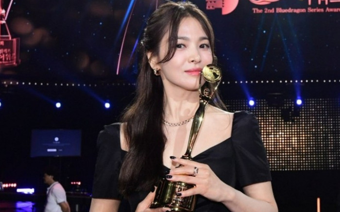 Song Hye Kyo khiến dân tình lóa mắt 'dát' toàn đồ hiệu đến kim cương 3 tỷ đồng Ảnh 2