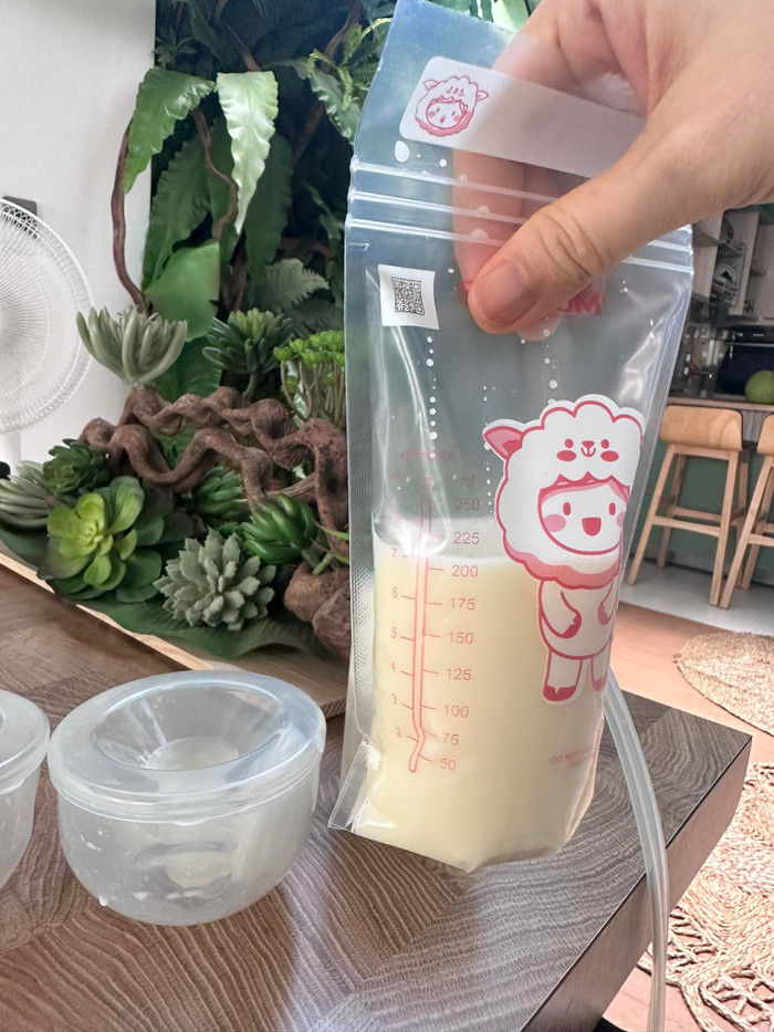 Bà mẹ 2 con thường xuyên chia sẻ hình ảnh chăm sóc quý tử trong giai đoạn ở cữ 