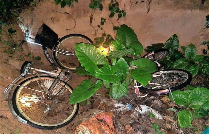 Xe đạp của các em để lại trên bờ sông. Ảnh: VietNamNet