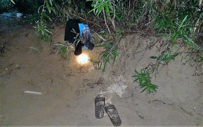 Dép, quần áo của các em cũng được tìm thấy trên bờ. Ảnh: VietNamNet