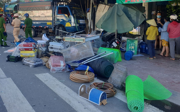 Quảng Ngãi: Xe tải mất lái đâm vào nhà dân khiến cả thị trấn nhỏ bàng hoàng Ảnh 2