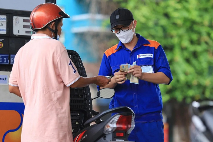 15h hôm nay (21/7), xăng E5 RON 92 tăng 1.220 đồng/lít. Ảnh minh hoạ