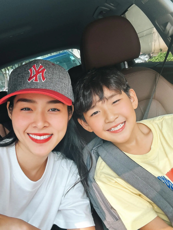 Nhóc tỳ thường xuyên đồng hành để ủng hộ mẹ trong công việc 