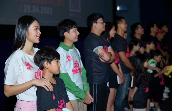 Sao nữ Vbiz được con trai tháp tùng đi biểu diễn, diện mạo quý tử gây chú ý Ảnh 2