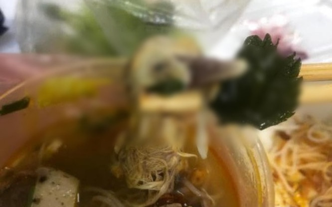 Háo hức ăn bún riêu đặt online, cô gái liền xanh mặt bởi thứ xuất hiện trong tô Ảnh 2