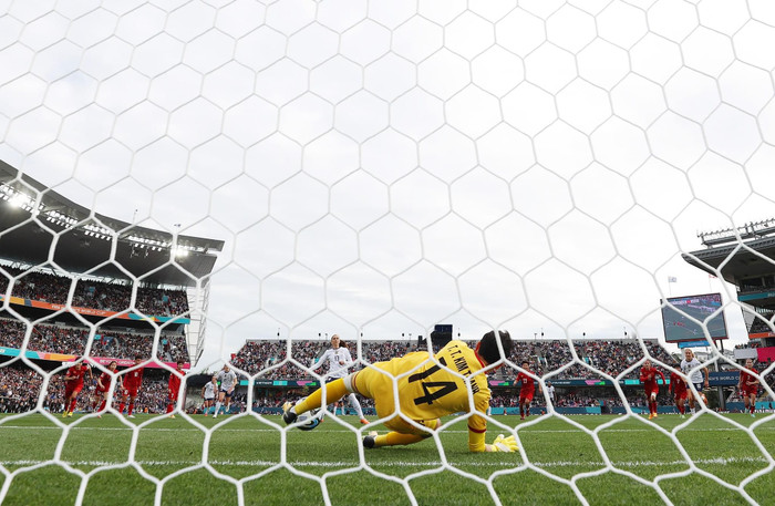 Thủ môn Kim Thanh khiến Alex Morgan đá hỏng phạt đền ở cuối hiệp 1. Ảnh: FIFA