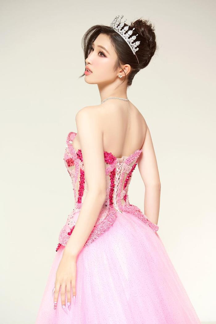 Á hậu Phương Nhi ngọt ngào với thiết kế màu hồng pastel nhẹ nhàng. 