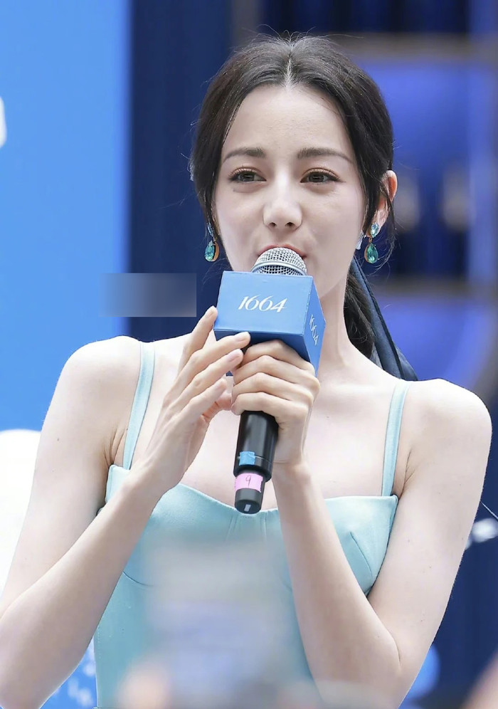 Phần mắt của nữ diễn viên cũng bị đánh giá thiếu sức sống, trông như thiếu ngủ. (Ảnh tổng hợp)