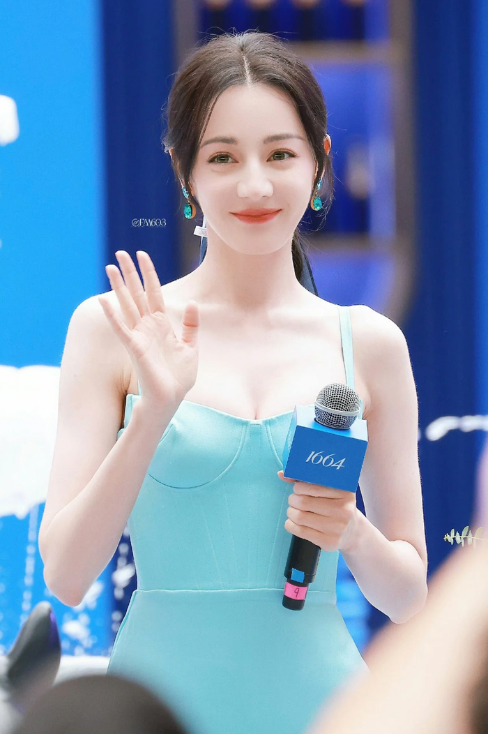 Địch Lệ Nhiệt Ba sáng bừng visual nhưng lại lộ khuyết điểm chí mạng qua camera thường Ảnh 1