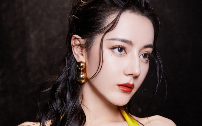 Địch Lệ Nhiệt Ba luôn lọt top những ngôi sao Hoa Ngữ sở hữu visual lộng lẫy, không chút điểm trừ. (Ảnh tổng hợp)