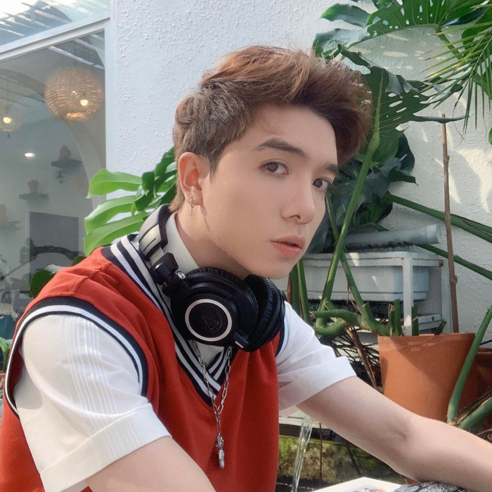 Phạm Xuân Định là thí sinh gây ấn tượng ở tập 3 Vietnam Idol. Dù chỉ mới 23 tuổi, anh được giám khảo nhận xét là có tư duy vượt trội cùng niềm đam mê âm nhạc cháy bỏng.