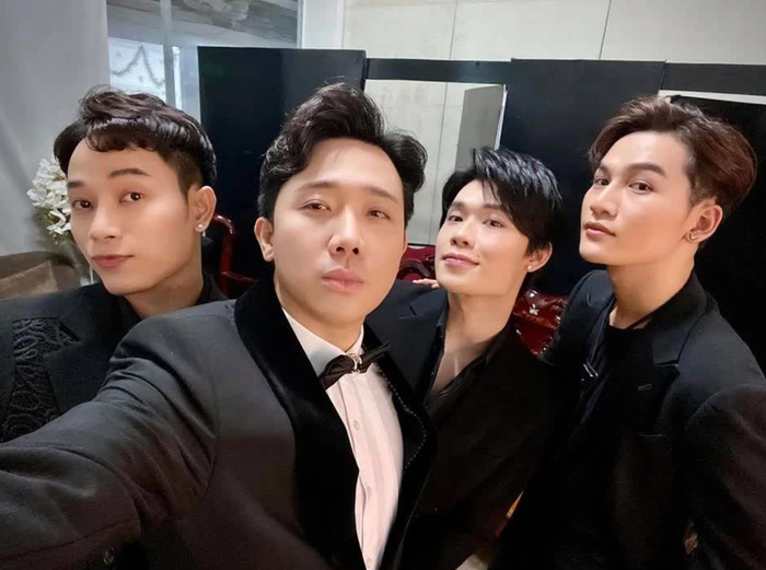 Hội bạn Cờ cá ngựa cũng được nam nghệ sĩ nhiệt tình 'lăng xê' thương hiệu. (Ảnh tổng hợp)