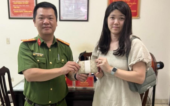 Người đàn ông có hành động bất ngờ sau khi nhặt được ví của cô gái ngoại quốc Ảnh 2