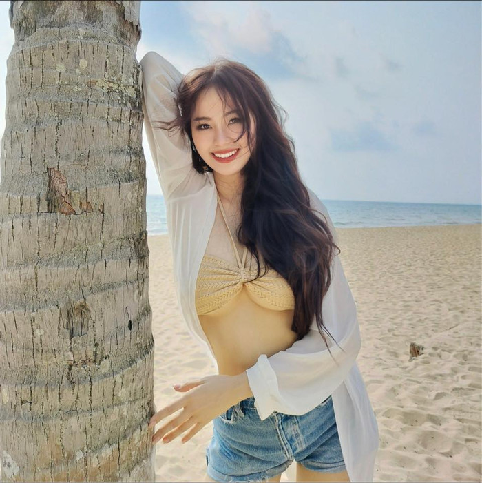 Bên cạnh đó, Đào Thị Hiền còn lọt Top 5 Người đẹp Biển, Top 5 Người đẹp Du lịch, Top 5 Người đẹp Bản Lĩnh. Cô đang là sinh viên Đại học Kinh doanh và Công nghệ, Hà Nội. 