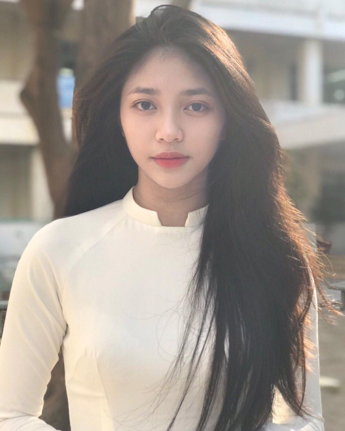 Nhan sắc thật 100% của nàng Á hậu dưới góc máy cận khiến người xem không khỏi ngỡ ngàng. 