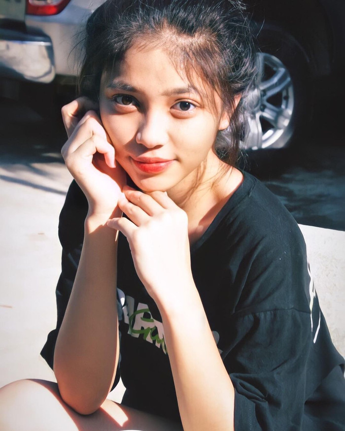 Ở những khoảnh khắc đời thường, cô nữ sinh 'hạ gục' trái tim người hâm mộ với đôi mắt sáng trong, to tròn. Dưới ánh nắng, hình ảnh Minh Kiên hiện lên vô cùng 'hút mắt', rạng rỡ. 