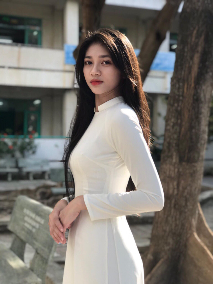 Người đẹp Ninh Thuận 'gây thương nhớ' bởi nét duyên dáng, thuần khiết của người con gái Á Đông. Cô nàng ghi điểm với đường nét mộc mạc, thuần khiết được tô điểm đậm nét với mái tóc đen buông dài. 