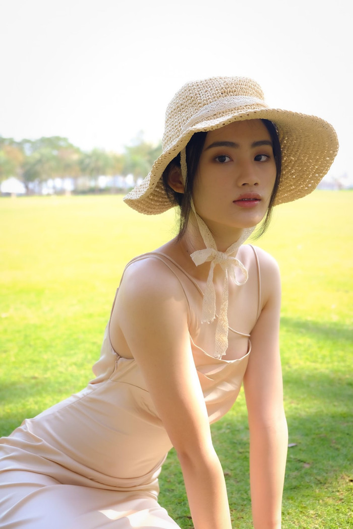 Ý Nhi được khen như thiên thần trong nhiều loạt ảnh đời thường.