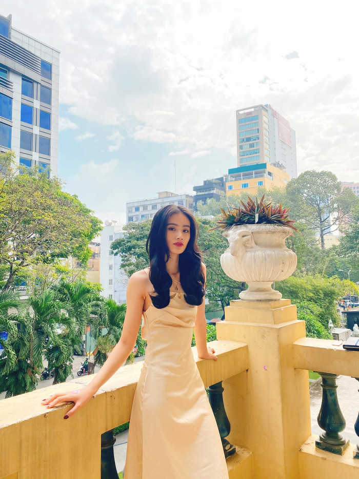 Cô có dáng người cao, mảnh khảnh.