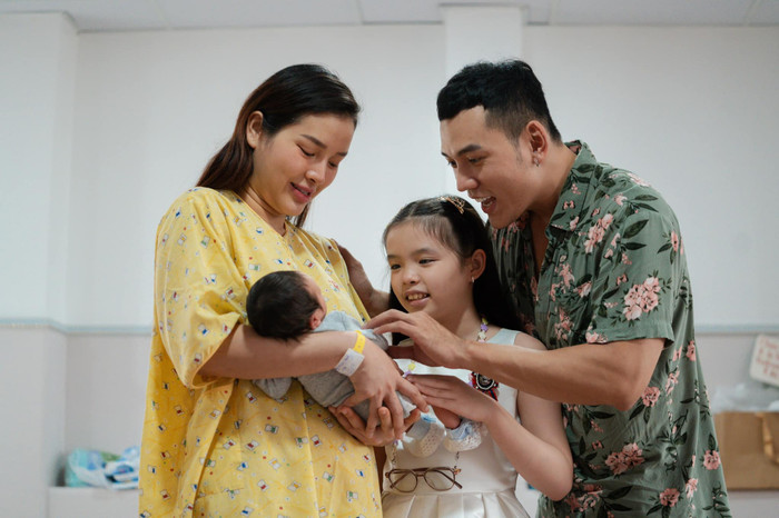  Vợ chồng Phương Trinh Jolie gặp gỡ BS Thịnh, vóc dáng mẹ bỉm hậu ở cữ gây chú ý Ảnh 5