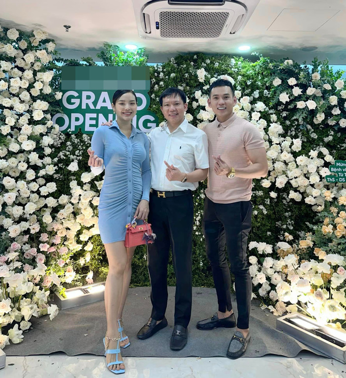  Vợ chồng Phương Trinh Jolie gặp gỡ BS Thịnh, vóc dáng mẹ bỉm hậu ở cữ gây chú ý Ảnh 1