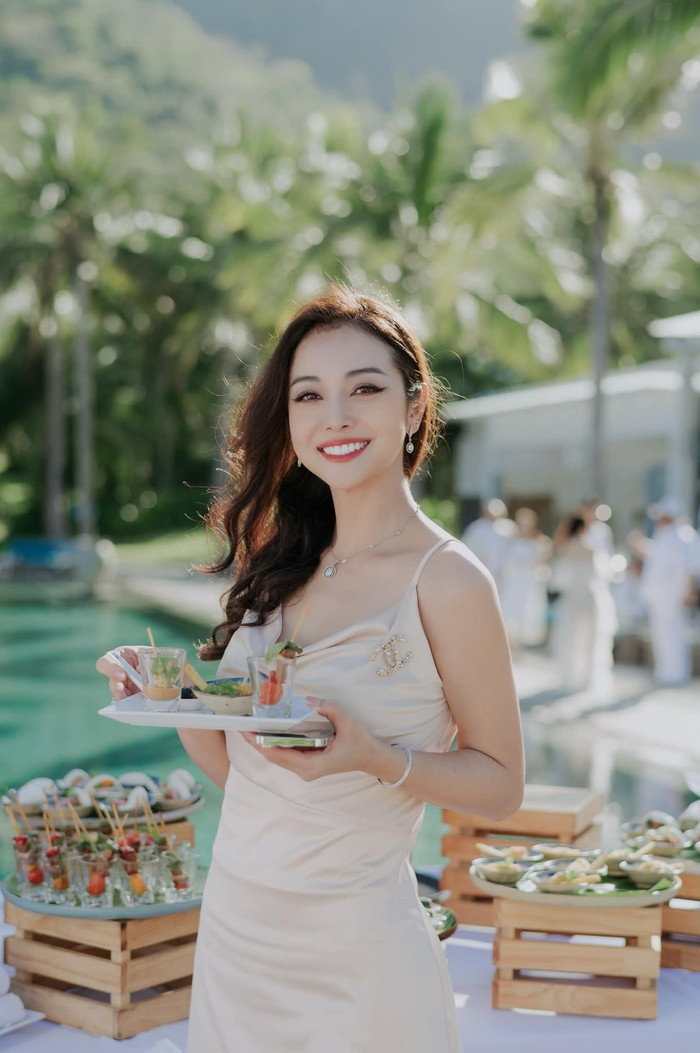  'Hoa hậu 4 con' Jennifer Phạm 'đốn tim' dân tình với vóc dáng quyến rũ Ảnh 2