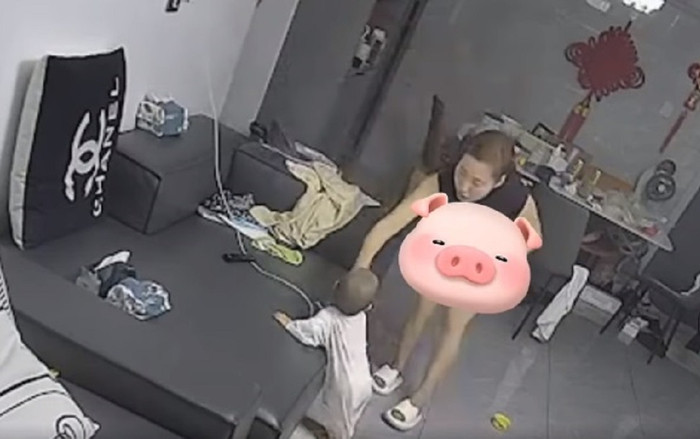 Cắm cúi dùng điện thoại, mẹ trẻ liền giật mình lúc quay lại nhìn con Ảnh 2