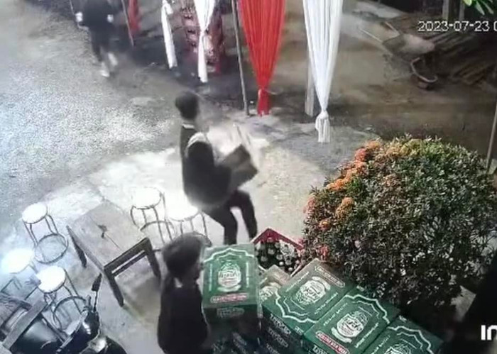 Sau khi lấy được các thùng bia, các thanh niên '3 chân 4 cẳng' bỏ chạy