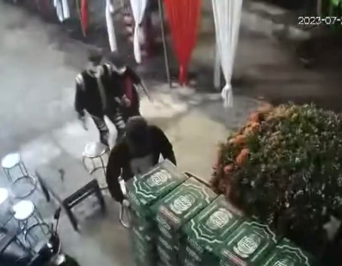 3 thanh niên rón rén bước vào đám cưới lúc đêm muộn rồi nhanh tay trộm các thùng bi