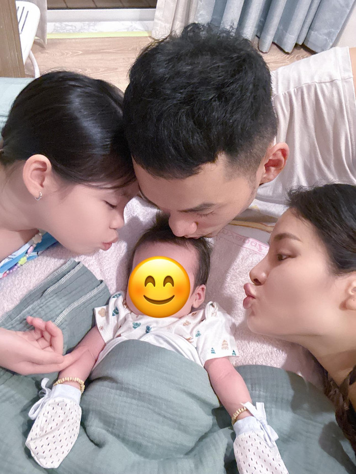 Hôn nhân viên mãn, hạnh phúc của cặp đôi cùng hai nhóc tỳ
