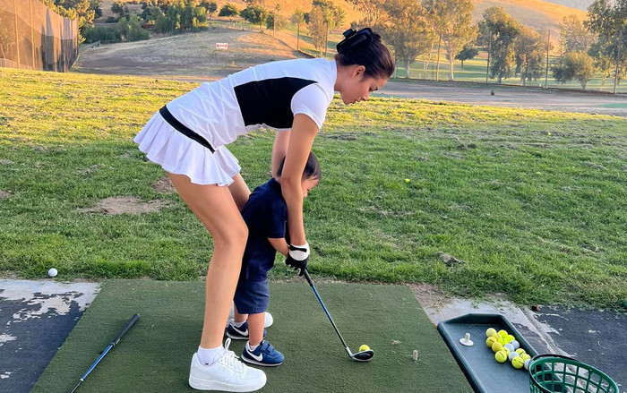 Phạm Hương đưa các con chơi bộ môn 'quý tộc', hai quý tử lộ rõ dáng vẻ rich kid Ảnh 2