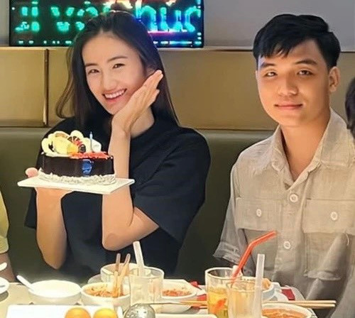  Những chàng trai thầm lặng 'đứng phía sau' bạn gái tại cuộc thi sắc đẹp Ảnh 2