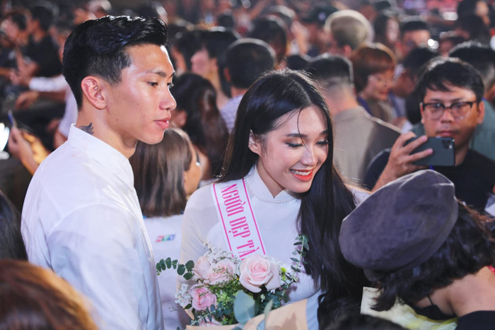  Những chàng trai thầm lặng 'đứng phía sau' bạn gái tại cuộc thi sắc đẹp Ảnh 6