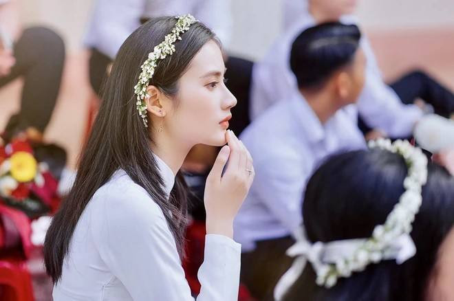 Bức ảnh chụp lén Ý Nhi nhiều năm trước gây sốt cõi mạng