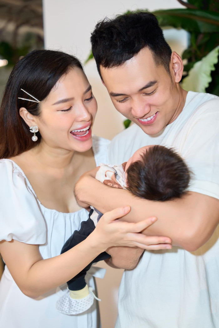  Lý Bình thủ thỉ cực ngọt với quý tử, chủ động khoe ảnh full HD của nhóc tỳ Ảnh 2