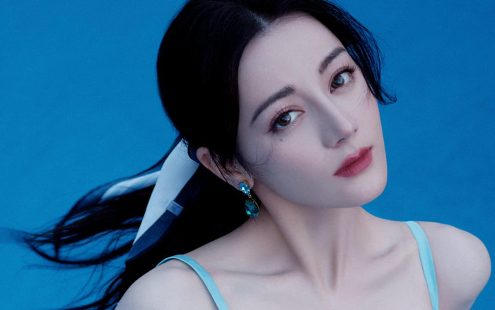 Địch Lệ Nhiệt Ba bất ngờ bị thương giữa lùm xùm phim flop Ảnh 2