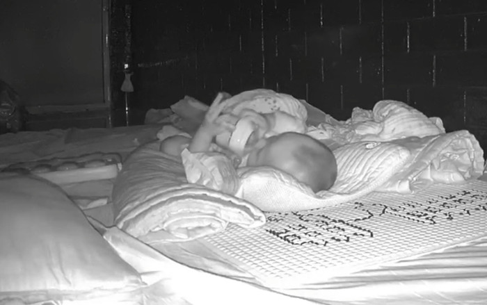 Bé 5 tháng tuổi mờ sáng tự dậy làm điều đặc biệt, bố mẹ xem camera không dám tin Ảnh 2