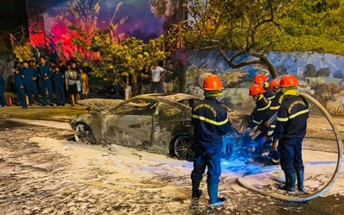Ô tô bốc cháy nghi ngút ở Nha Trang, tài xế đạp cửa chạy thoát thân Ảnh 2