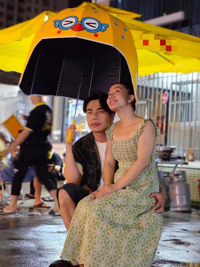 Nhờ sự nổi tiếng nhất định, cùng việc có nghệ sĩ nổi tiếng đến nên quán đồ uống của Lê Dương Bảo Lâm luôn ở trình trạng các bàn đều kín khách