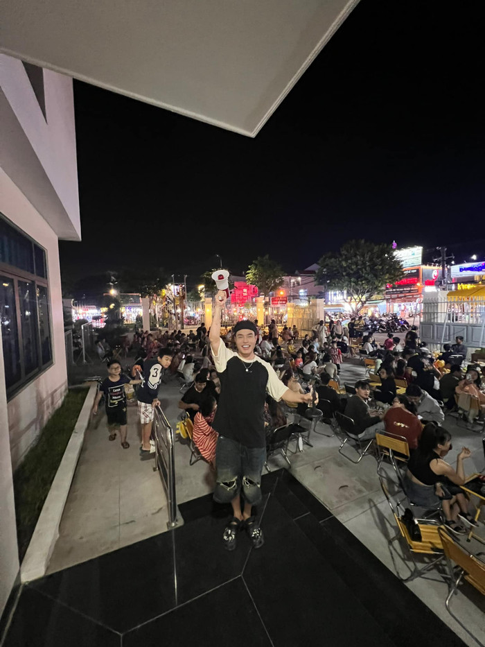 Không chỉ bán đồ uống, Lê Dương Bảo Lâm còn thường mời những đồng nghiệp đình đám đến quán để giao lưu và trò chuyện với khách hàng