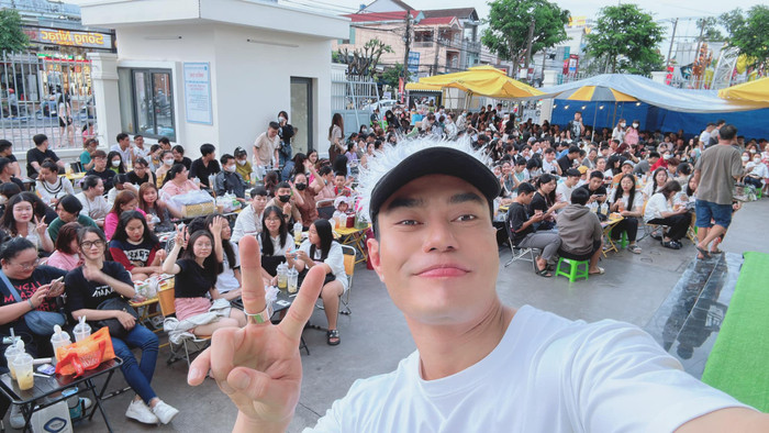Trước đó vợ chồng Lê Dương Bảo Lâm đã mở một quán bán đồ uống và nhận về sự ủng hộ nồng nhiệt từ khách hàng