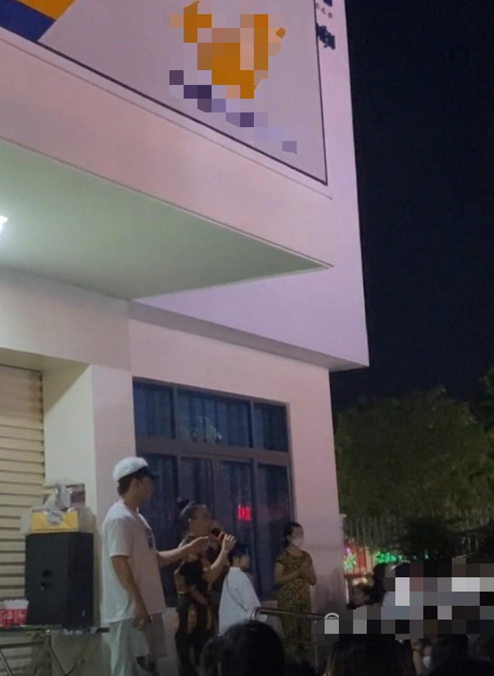 Lê Dương Bảo Lâm và Quỳnh Quỳnh không giấu khỏi sự 'bất lực' khi phải liên tục đề nghị khách hàng đi về