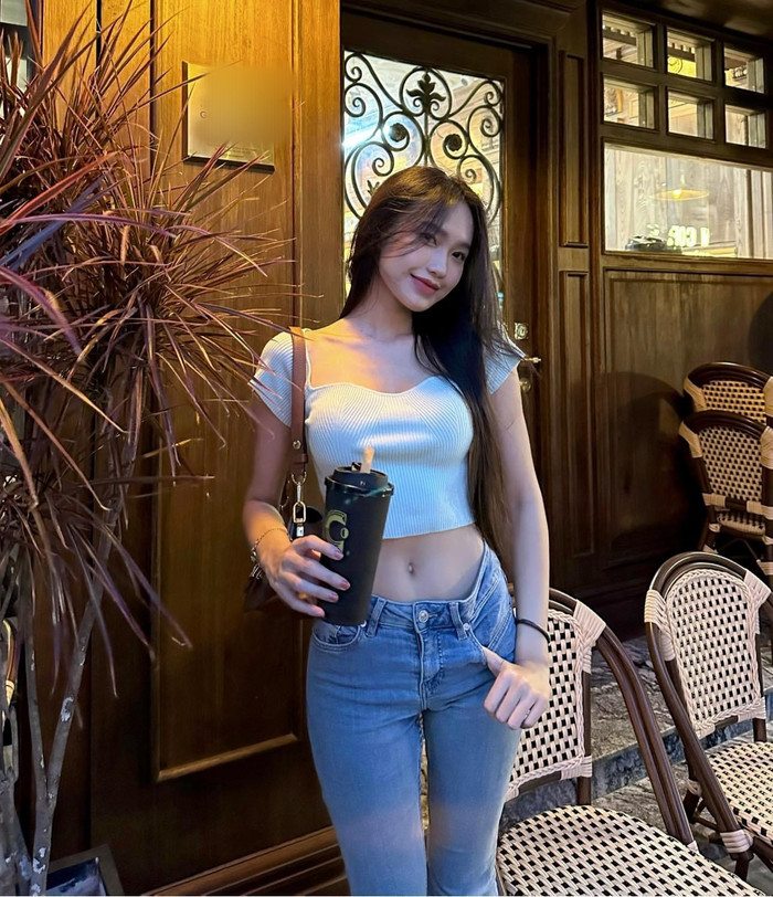 Doãn Hải My khéo léo khoe vòng eo con kiến.