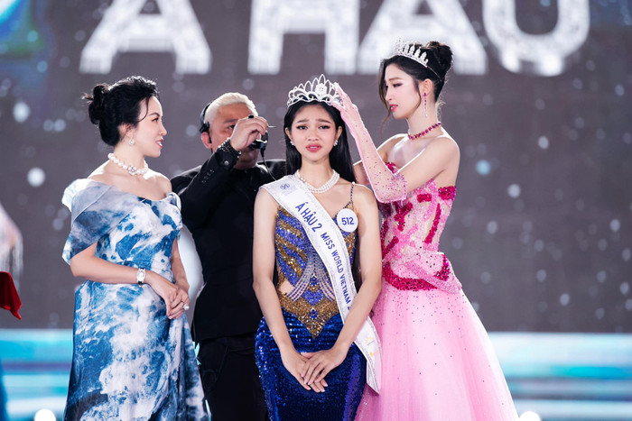 Nếu đàn chị Phương Nhi (phải) có vẻ đẹp ngọt ngào, Minh Kiên sở hữu đường nét sắc nét hơn. 