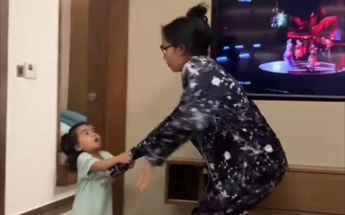 Con gái Võ Hạ Trâm 'khóc thét' với màn lầy lội có một không hai của mẹ Ảnh 2