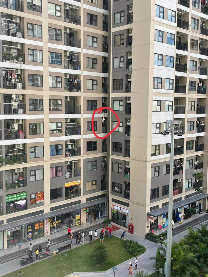 Cô gái treo lơ lửng ở lan can chung cư cao tầng khiến nhiều người không khỏi lo lắng