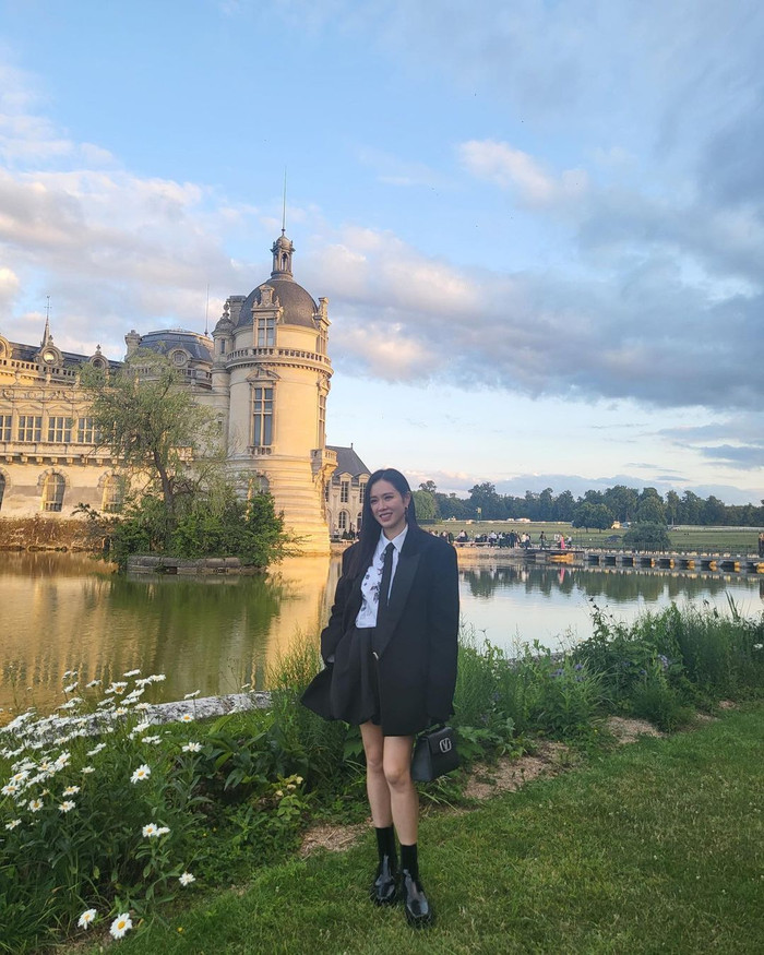 Hậu sinh nở, Son Ye Jin đã bắt đầu quay trở lại với công việc. Lịch trình đầu tiên chính thức đánh dấu màn 'tái xuất' của nữ diễn viên chính là sự kiện tại Pháp được tổ chức bởi một nhà mốt đình đám